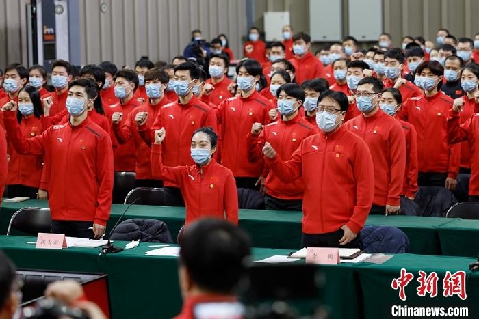 1月5日晚，全力沖刺北京冬奧學習座談會在北京舉行，座談會后，中國冰雪國家集訓隊全體成員起立，齊聲高呼：“中國冰雪，加油！加油！加油！” <a target='_blank' href='/'>中新社</a>記者 富田 攝

