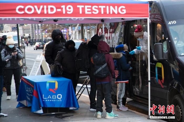 當(dāng)?shù)貢r(shí)間1月4日，美國紐約一處新冠病毒檢測站為居民做檢測。<a target='_blank' href='/'>中新社</a>記者 廖攀 攝