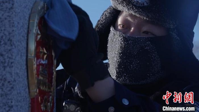 圖為恩和哈達(dá)邊境派出所的9名民警踏雪巡邊?！⒕S明 攝