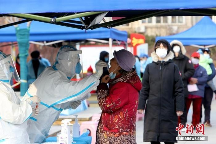 資料圖：1月9日，天津市南開大學西南村，社區(qū)組織市民進行核酸檢測。 <a target='_blank' href='/'>中新社</a>記者 張道正 攝