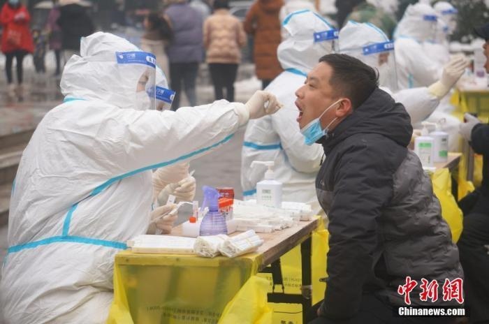 資料圖：圖為鄭州市民接受核酸檢測。 <a target='_blank' href='/'>中新社</a>記者 韓章云 攝
