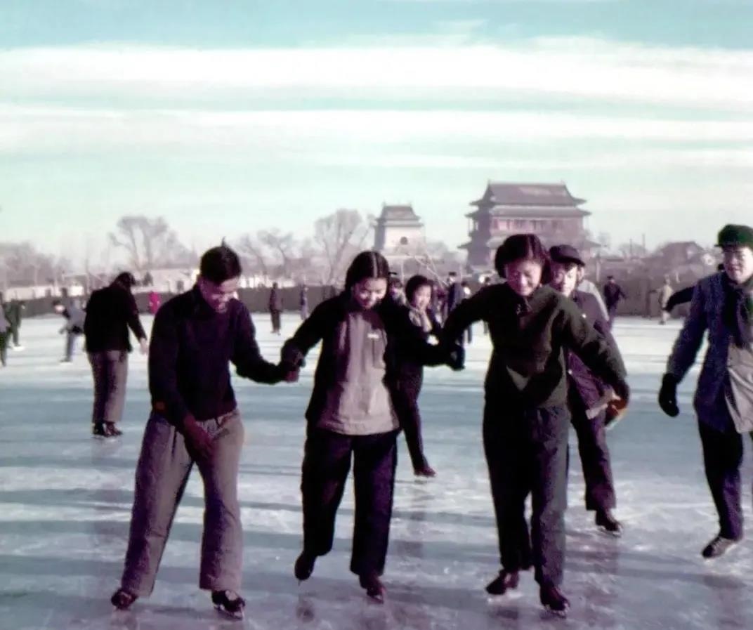 1955年，在什剎海學(xué)習(xí)溜冰的大學(xué)生。(圖源：人民畫報)