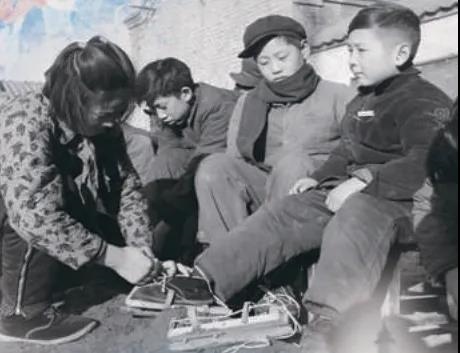 上世紀(jì)50年代，孩子們在穿木板冰鞋。(圖源：北京日報)