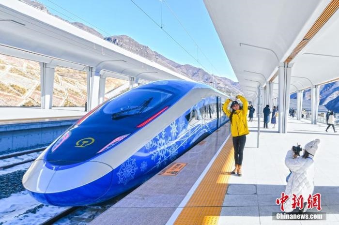 1月12日，河北省張家口市崇禮區(qū)，路側矗立的北京冬奧會標志。崇禮11日迎來降雪，雪后的崇禮冬奧氛圍濃。 <a target='_blank' href='/'>中新社</a>記者 賈天勇 攝