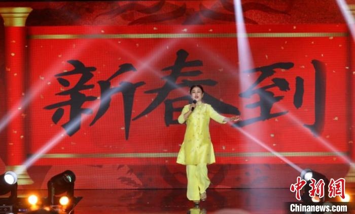 朱明瑛演唱《新春到》。　北京民政部門供圖