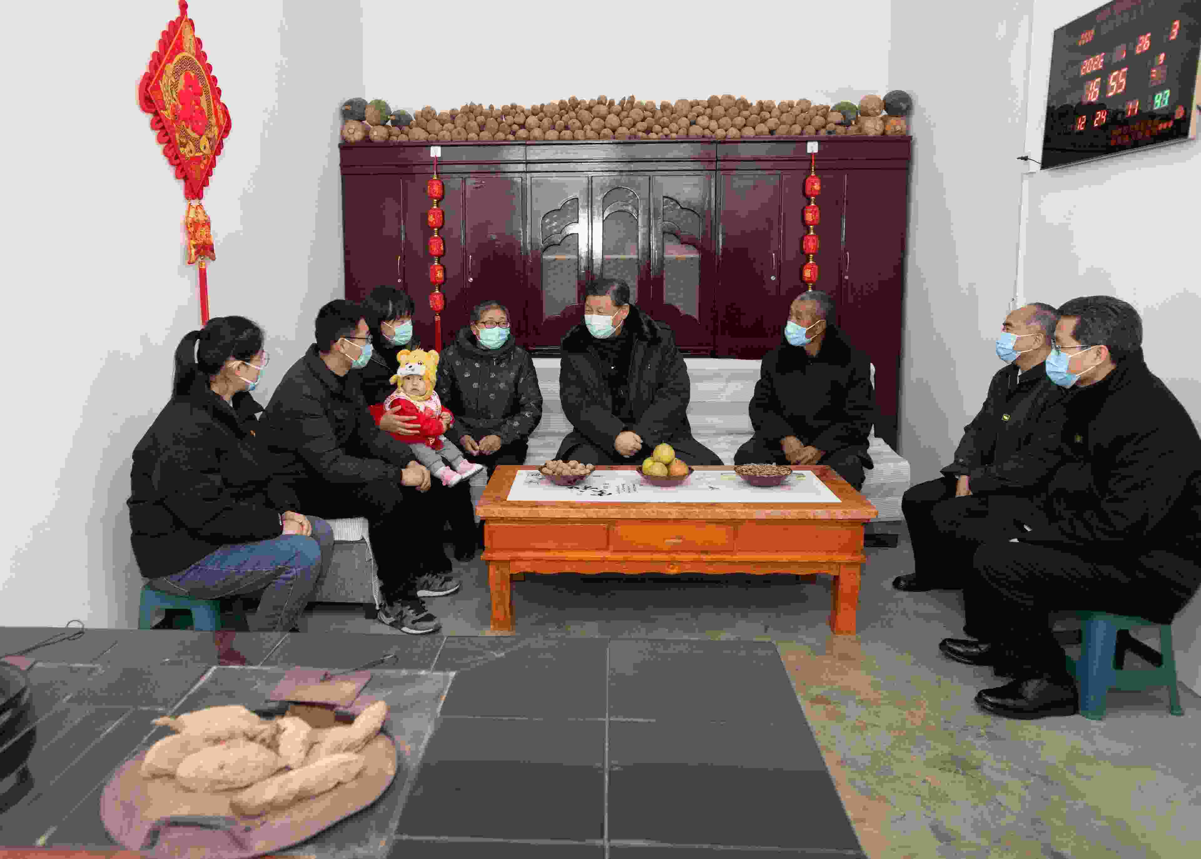 △2022年1月26日，中共中央總書記、國家主席、中央軍委主席習(xí)近平在臨汾市汾西縣僧念鎮(zhèn)段村同村民蔡文明一家親切交流。