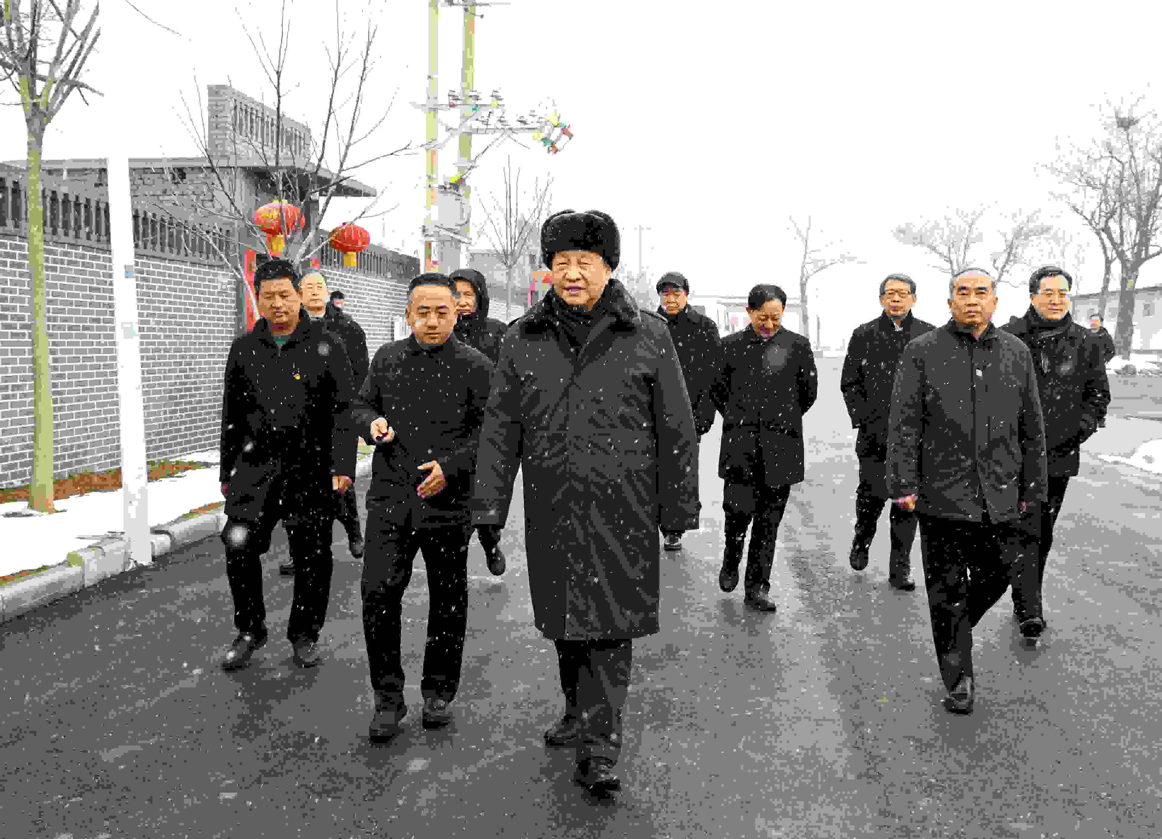 △2022年1月26日，中共中央總書記、國家主席、中央軍委主席習(xí)近平冒雪在臨汾市霍州市師莊鄉(xiāng)馮南垣村考察。