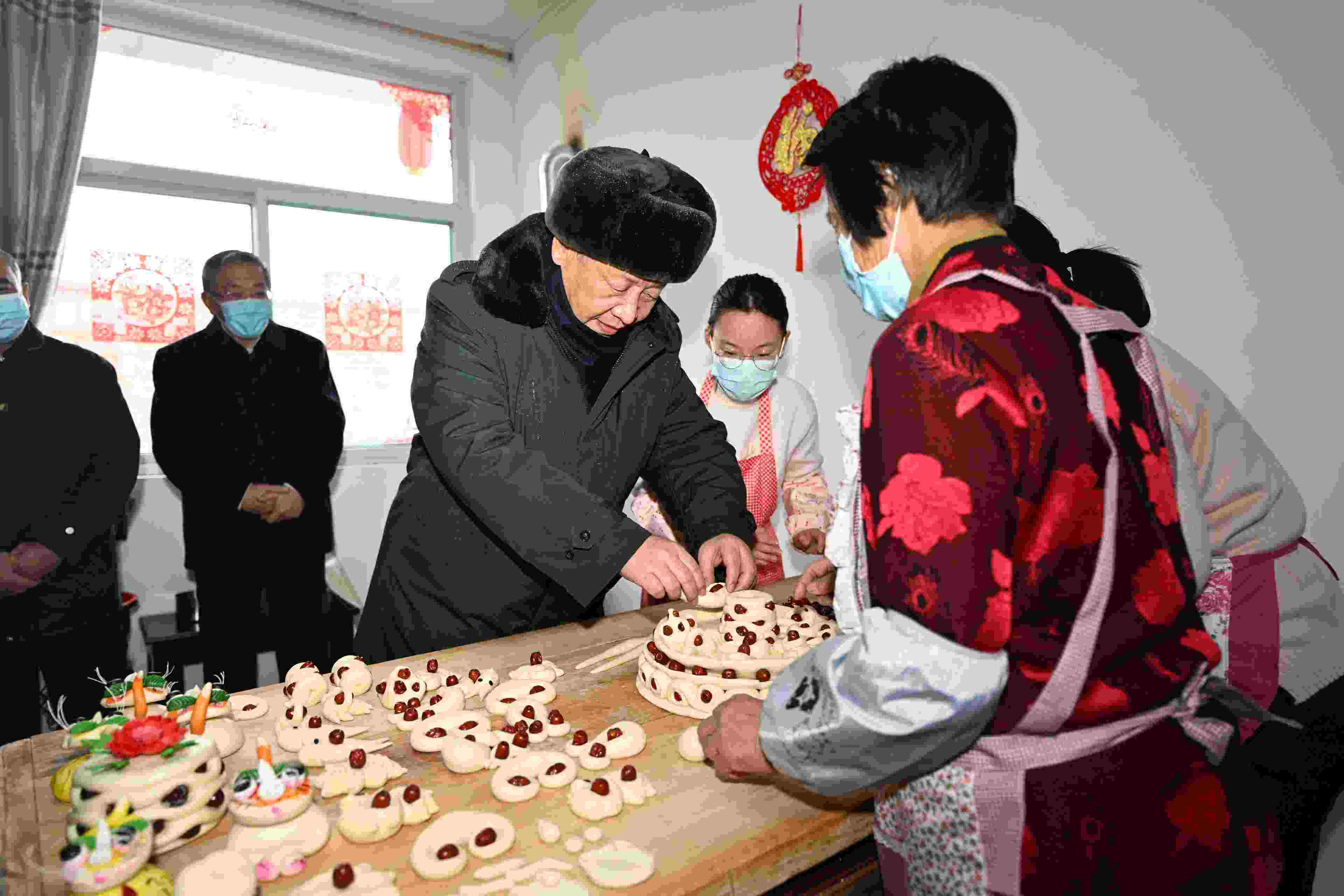 △2022年1月26日，中共中央總書記、國家主席、中央軍委主席習(xí)近平在臨汾市霍州市師莊鄉(xiāng)馮南垣村，同師紅兵一家做年饃。