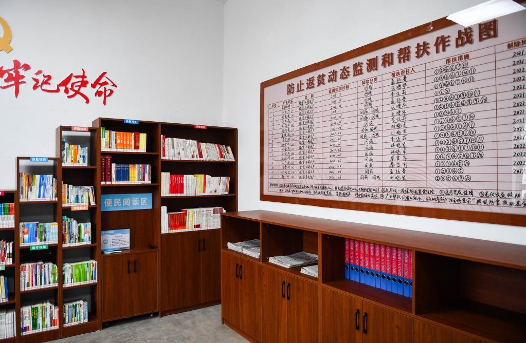 1月27日，段村村委會(huì)內(nèi)的防止返貧動(dòng)態(tài)監(jiān)測(cè)和幫扶作戰(zhàn)圖。新華社記者 柴婷 攝