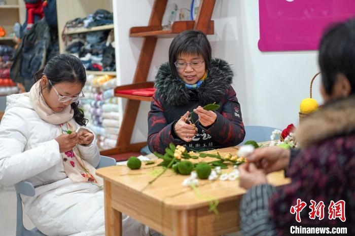 文創(chuàng)工作室的姐妹們正在鉤織月桂葉片?！」帕捡x 攝