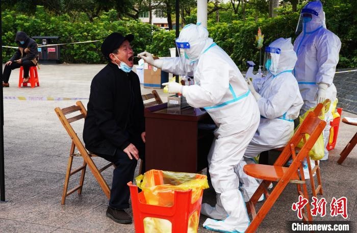 圖為德保縣組織民眾接受核酸檢測?！〉卤？h融媒體中心供圖