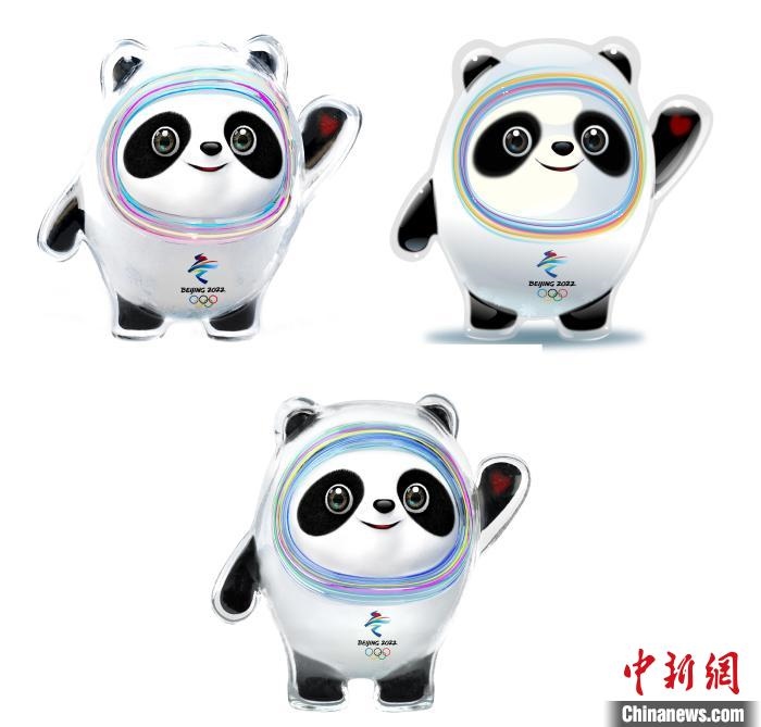 設(shè)計(jì)團(tuán)隊(duì)將“冰絲帶”的形象引入大熊貓后逐漸成型。上方兩個(gè)形象還是外八字腳，下方形象為最終定稿。　劉平云供圖