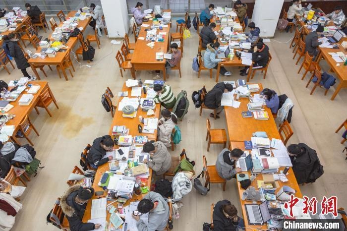 資料圖：南昌大學(xué)圖書館自習(xí)室內(nèi)，考生正在緊張復(fù)習(xí)。　劉力鑫 攝