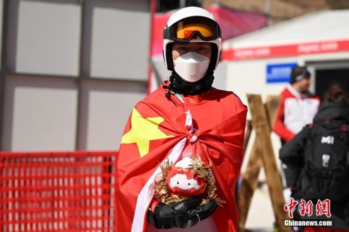 3月6日，中國(guó)選手梁景怡在賽后手捧吉祥物。當(dāng)日，北京2022年冬殘奧會(huì)殘奧高山滑雪男子超級(jí)大回轉(zhuǎn)-站姿決賽在國(guó)家高山滑雪中心舉行，中國(guó)選手梁景怡奪得冠軍。 <a target='_blank' href='/'>中新社</a>記者 劉冉陽(yáng) 攝 　