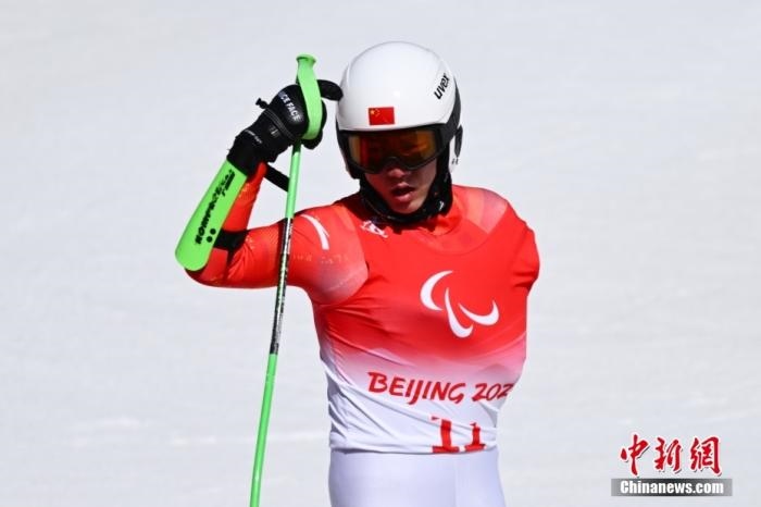 3月6日，中國(guó)選手梁景怡賽后慶祝勝利。當(dāng)日，北京2022年冬殘奧會(huì)殘奧高山滑雪男子超級(jí)大回轉(zhuǎn)-站姿決賽在國(guó)家高山滑雪中心舉行，中國(guó)選手梁景怡奪得冠軍。 <a target='_blank' href='/'>中新社</a>記者 劉冉陽(yáng) 攝 　