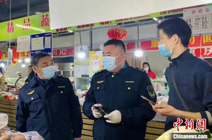 圖為執(zhí)法人員進行調(diào)查?！±铈面谩z