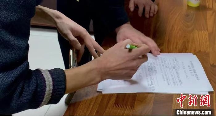 圖為現(xiàn)場下達詢問通知書?！±铈面?攝