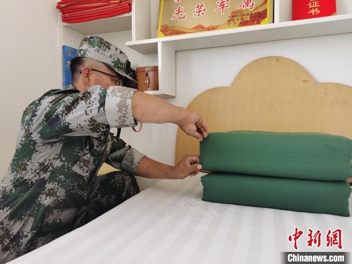 圖為謝寶民以軍人標(biāo)準(zhǔn)要求自己?！∈茉L者供圖