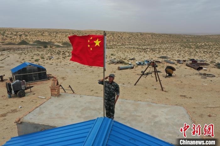 圖為每天升旗是謝寶民的必修課?！∈茉L者供圖