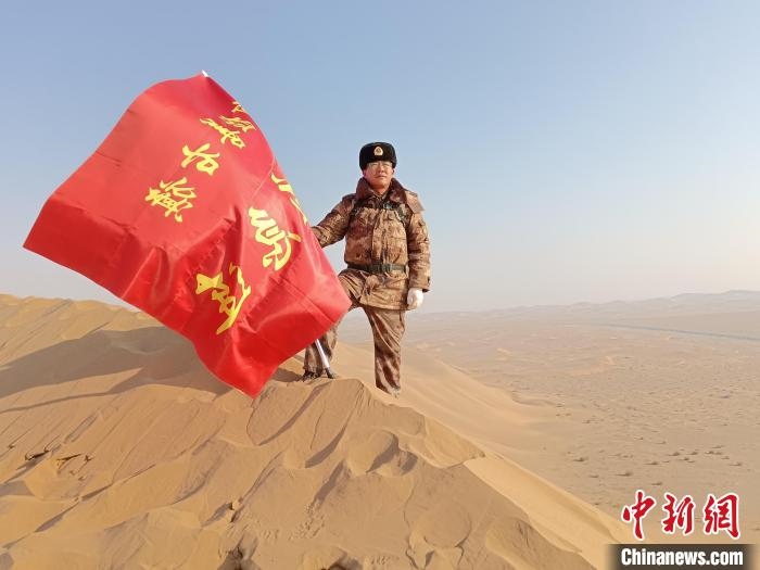圖為在荒漠中駐守的謝寶民?！∈茉L者供圖