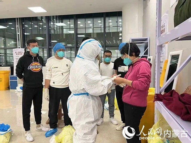 醫(yī)護人員正在方艙醫(yī)院工作。呼和浩特市第一醫(yī)院供圖