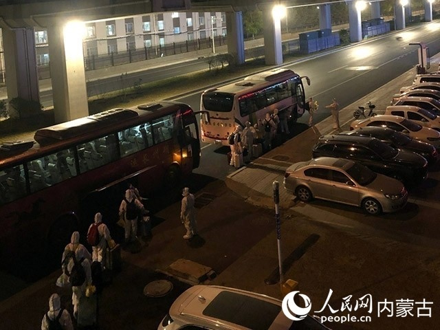 高校學(xué)生有序登車，前往隔離點(diǎn)。內(nèi)蒙古教育廳供圖