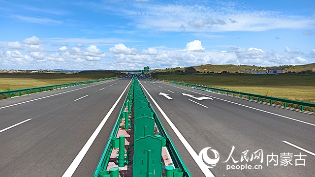 G1611經棚至烏蘭布統(tǒng)高速公路項目。人民網記者 趙夢月攝