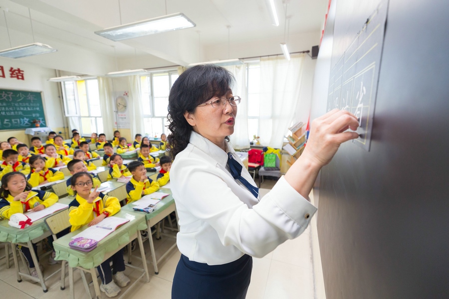 民族路小學(xué)（迎賓校區(qū)），語(yǔ)文老師燕凌云正在帶領(lǐng)同學(xué)們書寫漢字.jpg