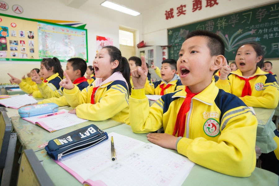 民族路小學(xué)（迎賓校區(qū)），同學(xué)們用手指虛劃筆順掌握字形（1）.jpg