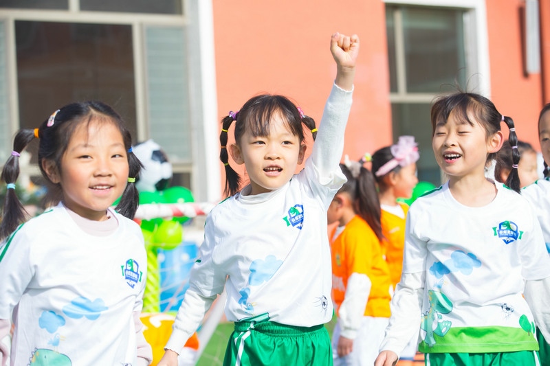 7.趣味比賽中，取得進(jìn)球的孩子正在慶祝.jpg