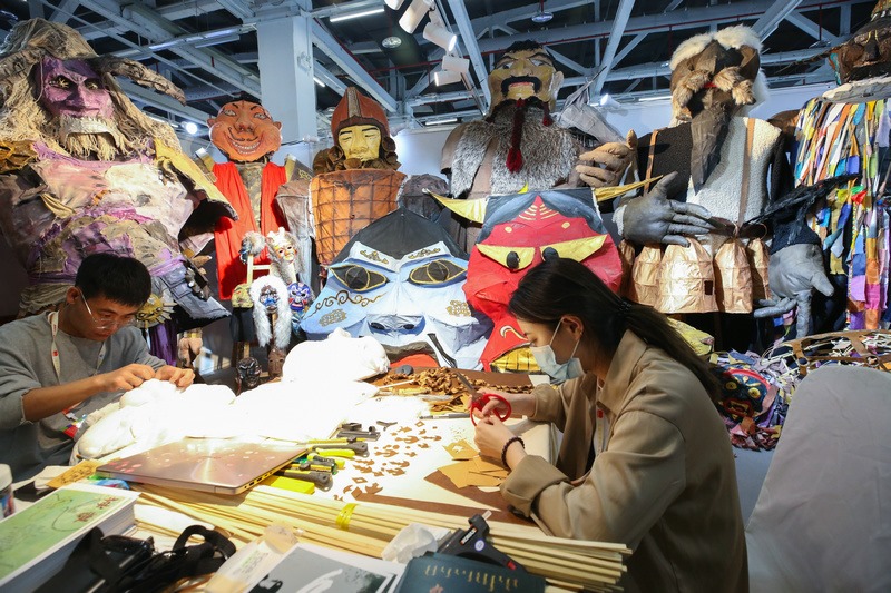 5.烏蘭劇社戲劇創(chuàng)作實踐工作坊，內蒙古藝術學院學生現場制作相關道具.jpg
