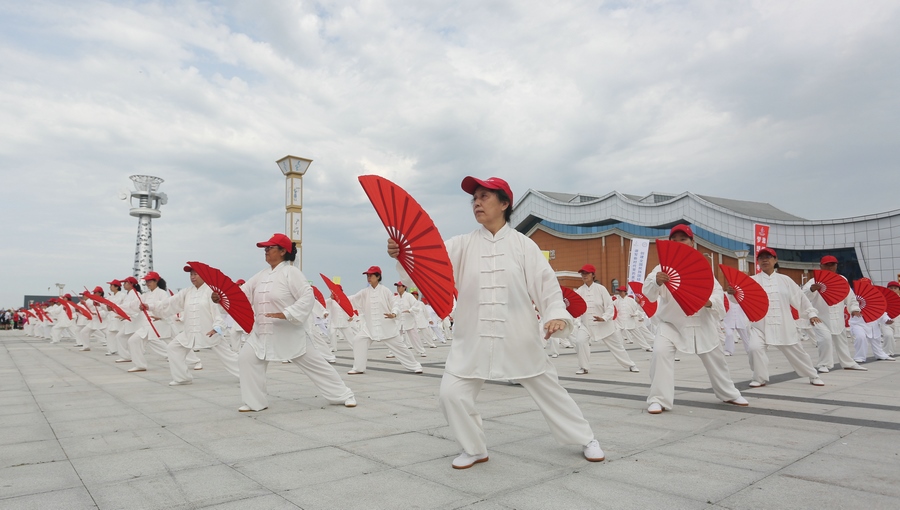 十四冬倒計(jì)時(shí)200天全面健身系列活動(dòng)啟動(dòng)儀式上的太極扇表演。（李峰 攝）.JPG