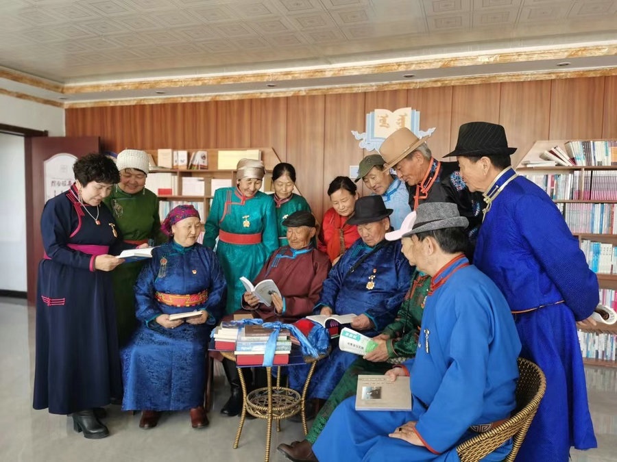 1713430002674221.jpeg 2老年人開(kāi)展閱讀活動(dòng).jpeg