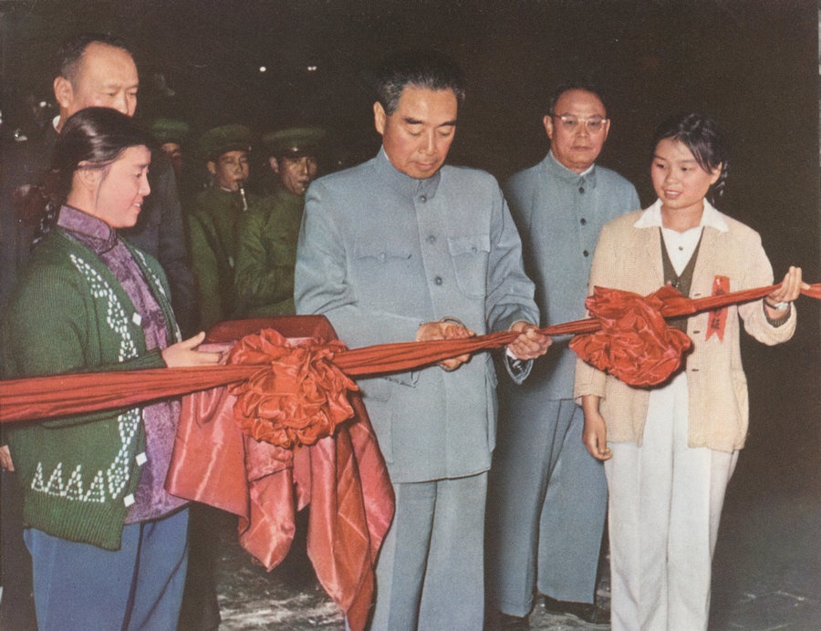 1959年10月15日，周恩來總理親自為包鋼一號高爐出鐵剪彩。.jpg