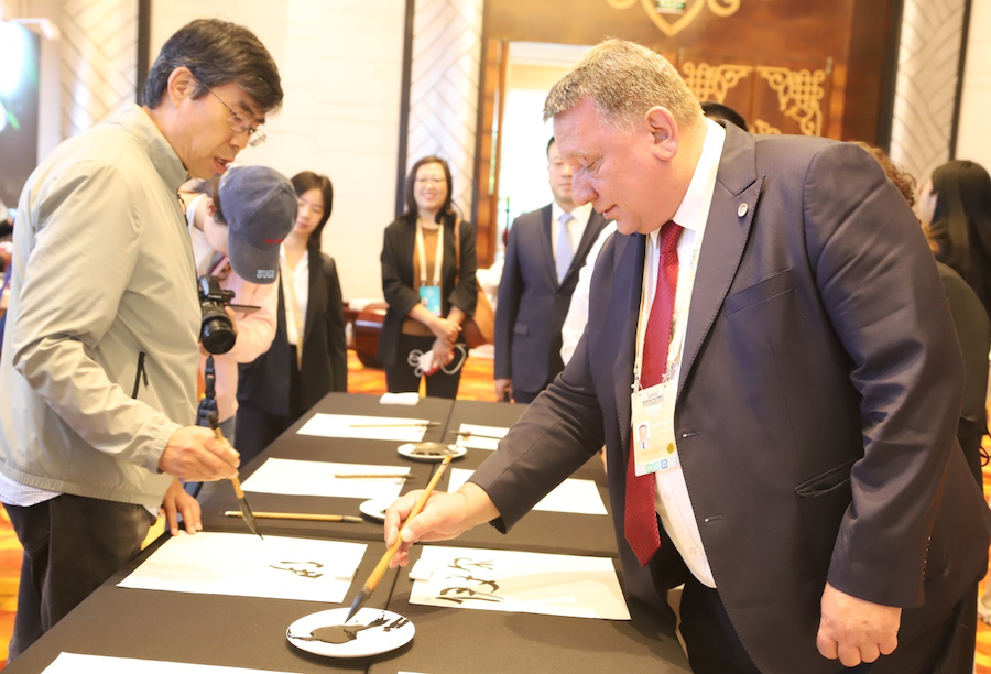 非遺、書(shū)法、文創(chuàng)齊亮相！2025年國(guó)家重要橋頭堡智庫(kù)論壇讓中外嘉賓讀懂北疆文化