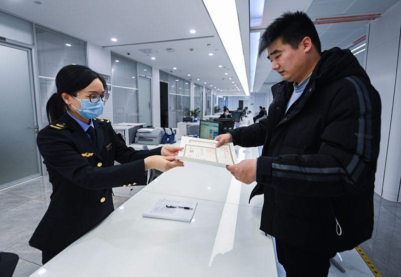 2023年2月8日，浙江省湖州市吳興區(qū)，企業(yè)負(fù)責(zé)人在中小微企業(yè)一站式服務(wù)平臺(tái)領(lǐng)取營(yíng)業(yè)執(zhí)照。
