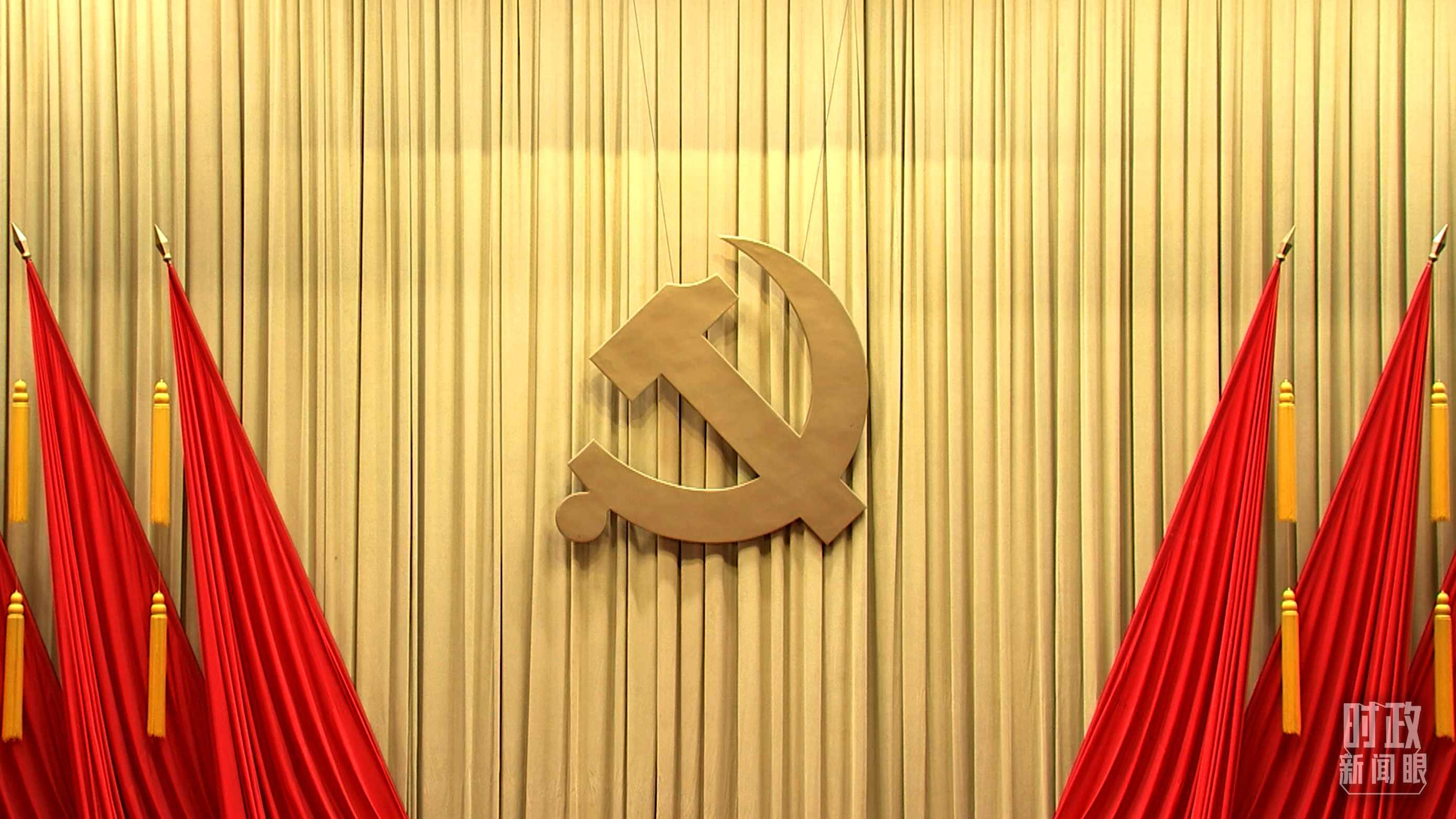 △會(huì)場(chǎng)上莊嚴(yán)的黨徽。（總臺(tái)央視記者郭鴻拍攝）