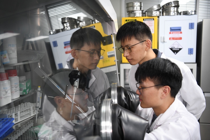 2022年10月19日，中國科學技術大學地球和空間科學學院研究員、青年教師郝記華（后）在實驗室與學生交流。