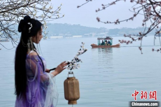 圖為游客在昆明湖畔游玩。<a target='_blank' data-cke-saved-href='/' href='/'><p align=