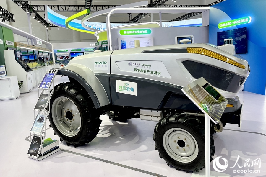 通過手機，就能指揮新能源無人駕駛拖拉機在田里作業(yè)。人民網(wǎng) 錢嘉禾攝