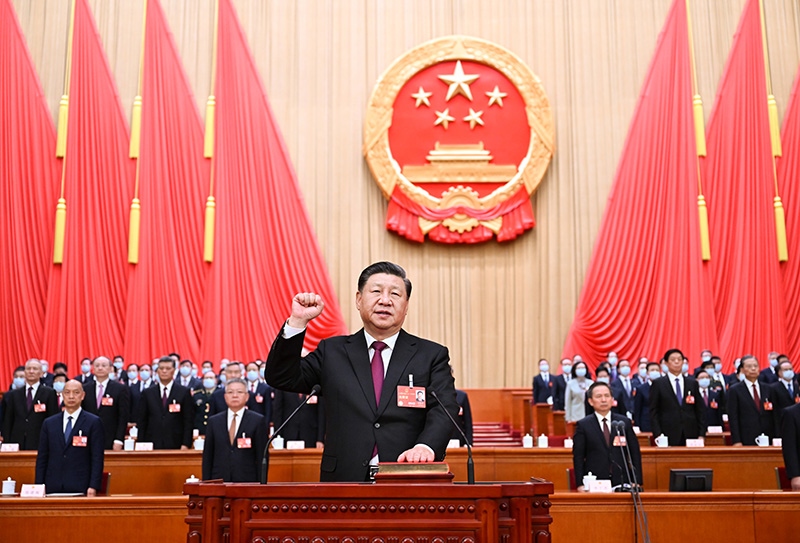 2023年3月10日，十四屆全國人大一次會議在北京人民大會堂舉行第三次全體會議。習近平全票當選為中華人民共和國主席、中華人民共和國中央軍事委員會主席。這是習近平進行憲法宣誓。
