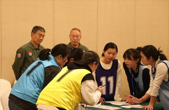 2023年4月4日，參加海軍招飛選拔的學(xué)生在心理選拔環(huán)節(jié)討論發(fā)言，海軍飛行人才心理選拔專(zhuān)家對(duì)參檢學(xué)生進(jìn)行活動(dòng)觀(guān)察。