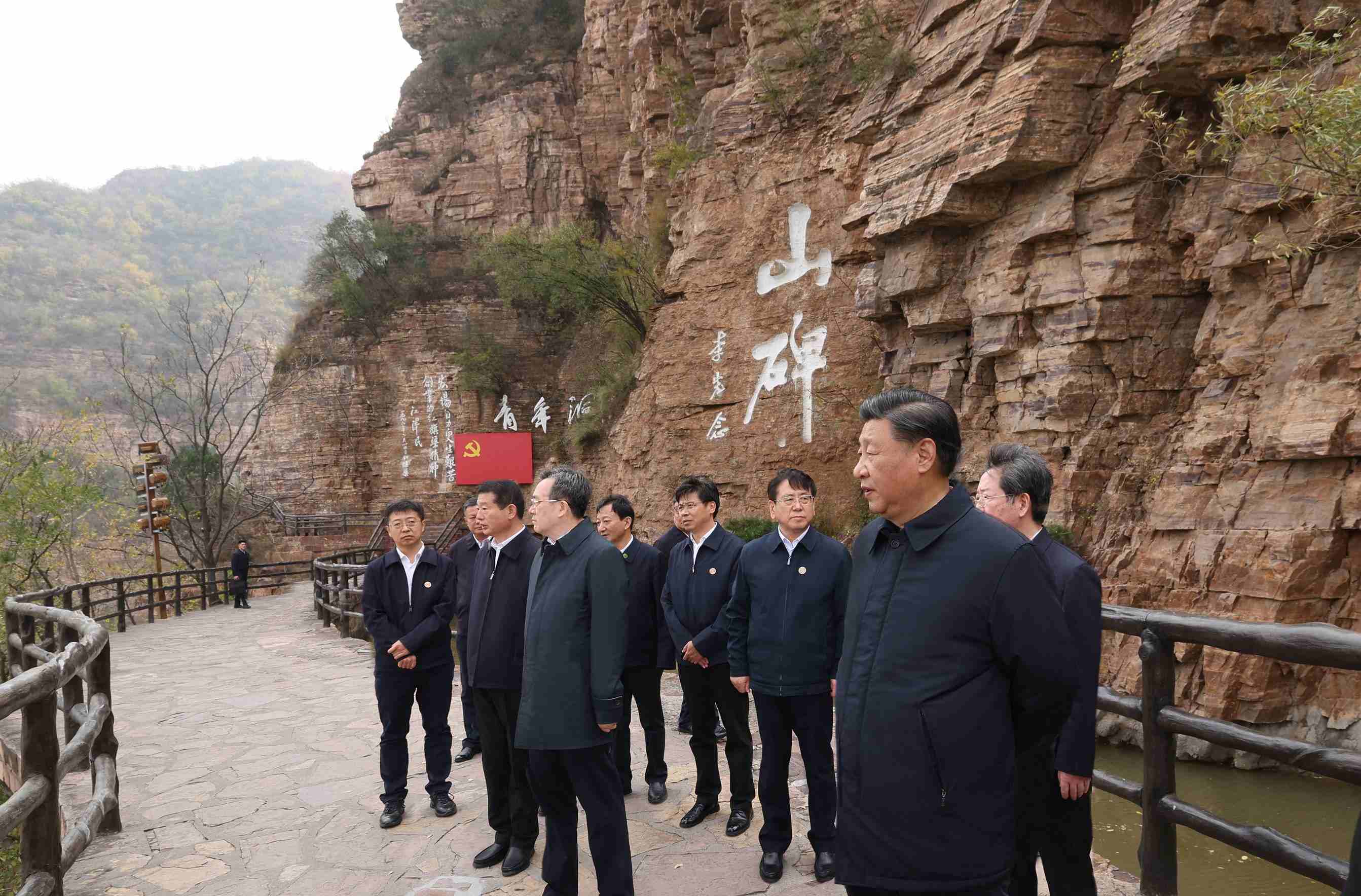 2022年10月28日，習近平總書記在河南安陽林州市紅旗渠青年洞考察。