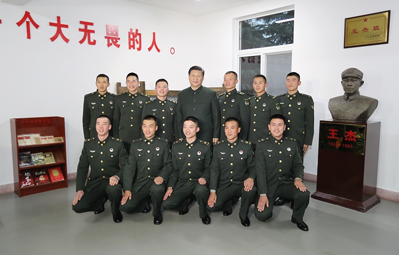 2017年12月13日，中共中央總書記、國家主席、中央軍委主席習(xí)近平到第71集團(tuán)軍視察。這是習(xí)近平同“王杰班”戰(zhàn)士合影。