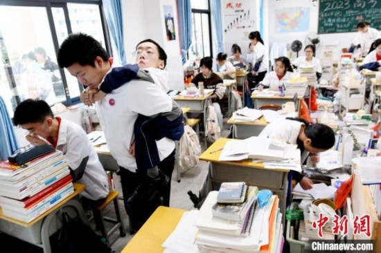 遇到鐘華強(qiáng)課堂上內(nèi)急，江西省南康中學(xué)北校區(qū)的高三學(xué)生朱金祥便會(huì)及時(shí)背著他前往衛(wèi)生間。 卓忠偉 攝