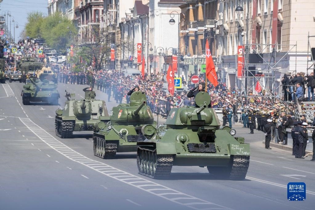 5月9日，在俄羅斯符拉迪沃斯托克市，坦克編隊參加閱兵式。新華社發(fā)（郭飛洲攝）