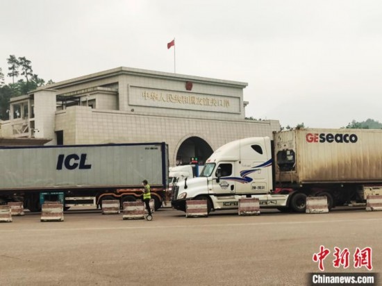 近日，位于中越邊境廣西憑祥市的友誼關口岸車水馬龍，裝載著東盟水果的跨境車輛來往不斷。黃艷梅 攝