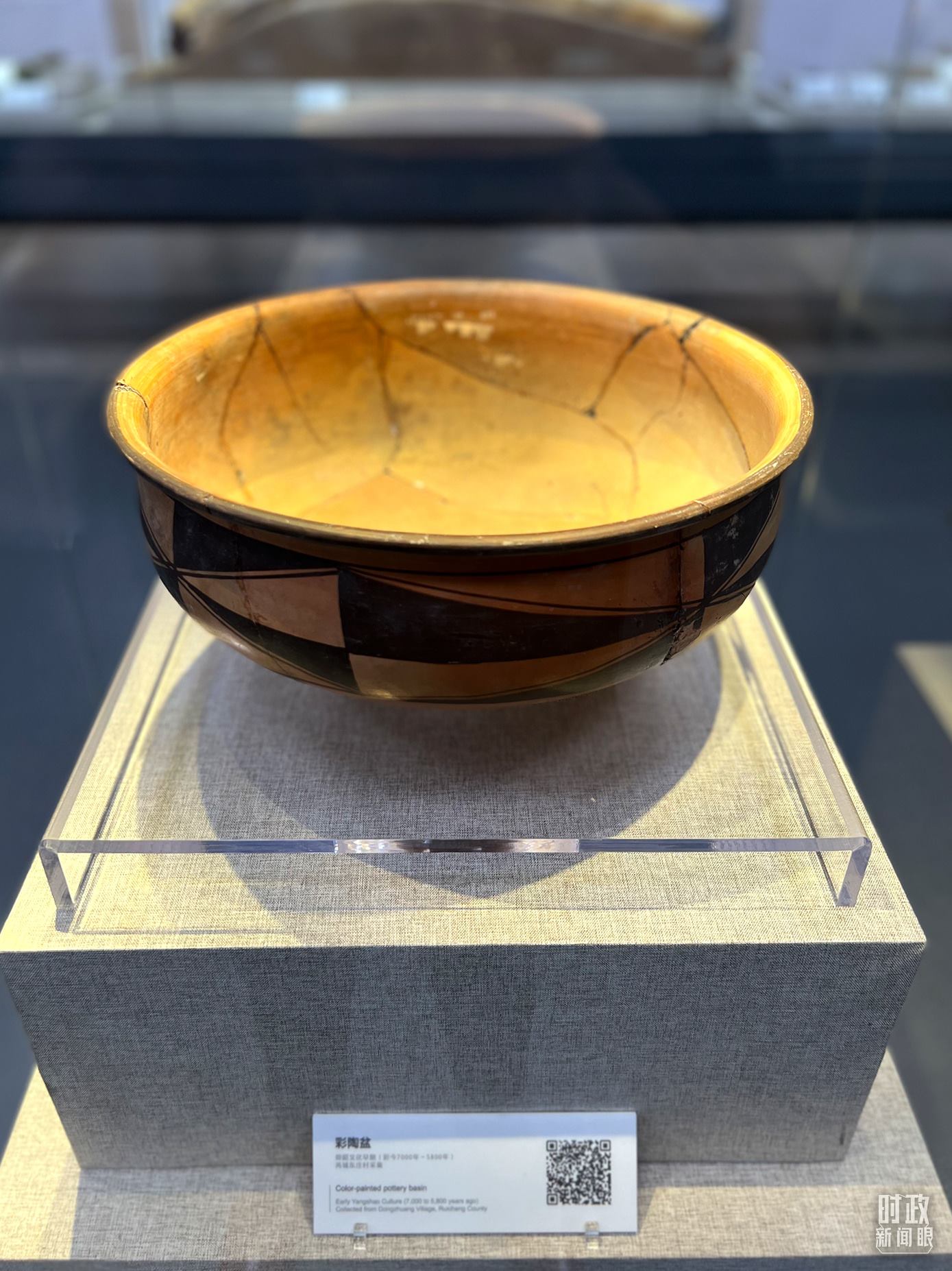 △運城博物館內(nèi)展出的仰韶文化早期的彩陶盆。（總臺央視記者邢彬拍攝）
