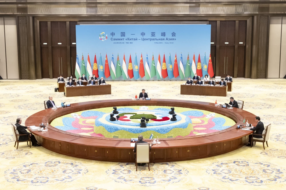5月19日上午，國家主席習(xí)近平在陜西省西安市主持首屆中國－中亞峰會并發(fā)表題為《攜手建設(shè)守望相助、共同發(fā)展、普遍安全、世代友好的中國－中亞命運共同體》的主旨講話。哈薩克斯坦總統(tǒng)托卡耶夫、吉爾吉斯斯坦總統(tǒng)扎帕羅夫、塔吉克斯坦總統(tǒng)拉赫蒙、土庫曼斯坦總統(tǒng)別爾德穆哈梅多夫、烏茲別克斯坦總統(tǒng)米爾濟約耶夫出席。新華社記者 丁海濤 攝