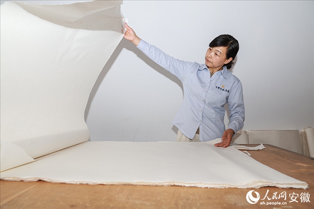 制簾需要將蔑條通過專門的小孔磨細。人民網(wǎng)記者 張俊攝